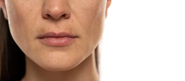 Plan Macro Visage Féminin Avec Une Peau Foncée Sur Lèvre — Photo