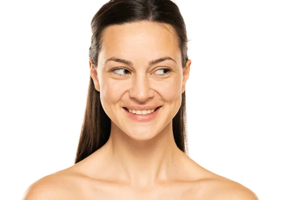 Młoda Szczęśliwa Kobieta Bez Makijażu Długimi Włosami Białym Tle — Zdjęcie stockowe