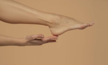 Ayak Topuğu Derisi Bakımı, Kadın Sağlıklı Ayaklara Dokunuş El, Bej Arkaplan Üzerinde Ayrı Bacak