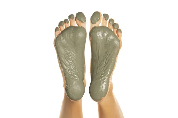 Γυναικεία Πόδια Πράσινη Μάσκα Λάσπης Λευκό Φόντο — Φωτογραφία Αρχείου