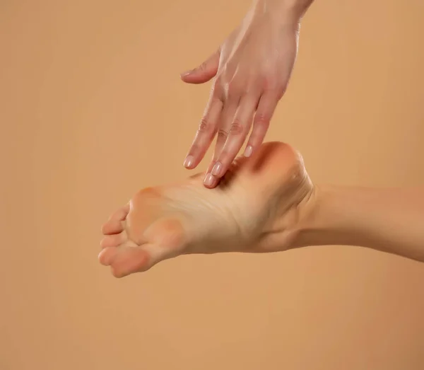 Pielęgnacja Stóp Pięty Kobieta Dotykać Zdrowe Stopy Ciała Ręcznie Nogi — Zdjęcie stockowe
