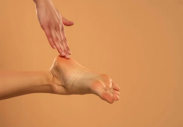 Foot Heel Skin Care Kvinna Touch Friska Fötter Kropp För — Stockfoto