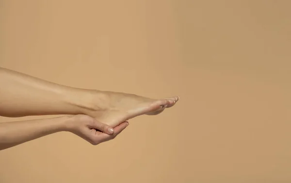 Ayak Topuğu Cilt Bakımı Kadın Sağlıklı Ayakları Elle Tutar Bej — Stok fotoğraf