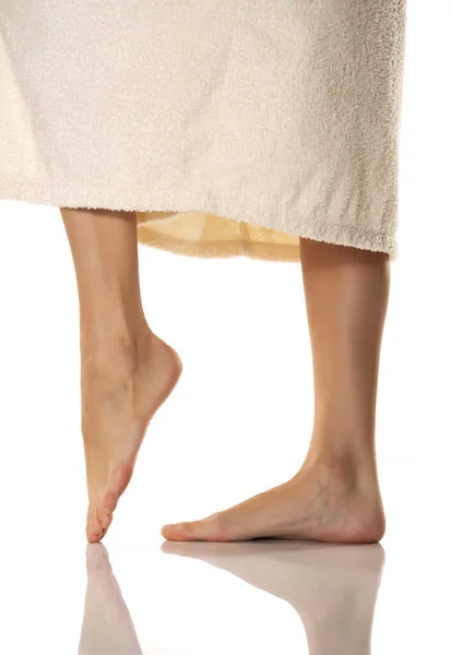 Κοντινό Πλάνο Γυμνά Γυναικεία Πόδια Απομονωμένα Λευκό Φόντο Πλευρική Άποψη — Φωτογραφία Αρχείου