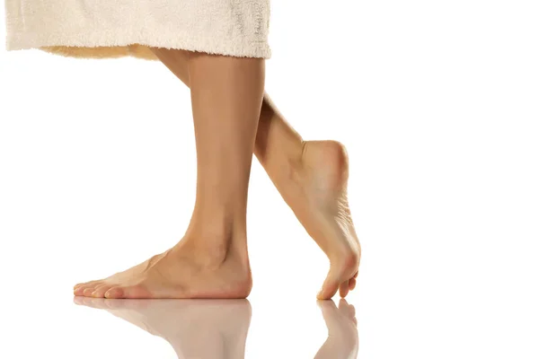 Κοντινό Πλάνο Γυμνά Γυναικεία Πόδια Απομονωμένα Λευκό Φόντο Πλευρική Άποψη — Φωτογραφία Αρχείου
