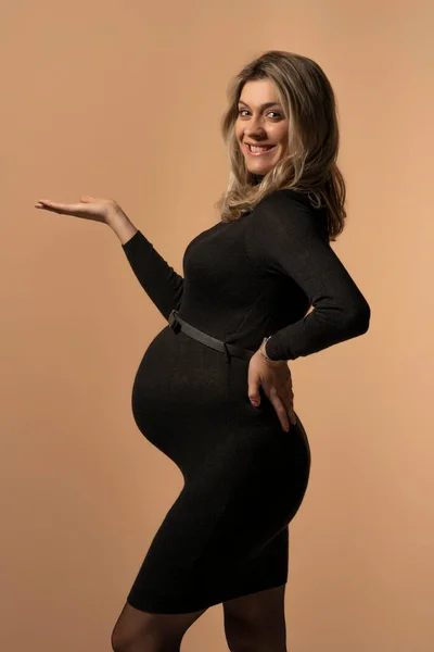 Pregnant Woman Tight Black Dress Posing Epmpty Palm Studio Beige — Stock Photo, Image