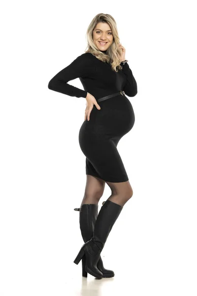 Kobieta Ciąży Obcisłej Czarnej Sukience Pozowanie Studio Białym Tle — Zdjęcie stockowe
