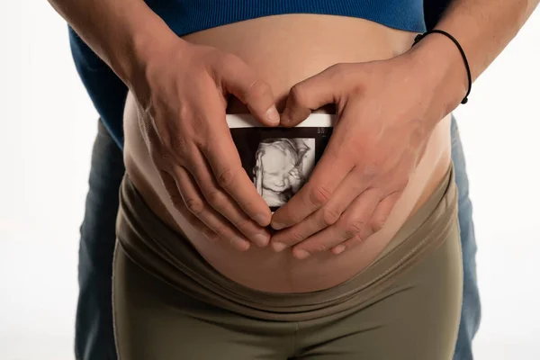 Föräldrar Som Gör Hjärtform Med Händerna Gravid Mage Med Bild — Stockfoto