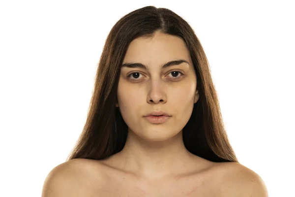 Portrait Une Jeune Femme Torse Sans Maquillage Sur Fond Blanc — Photo