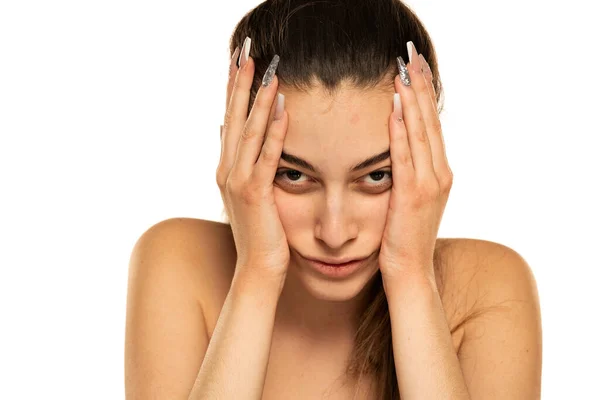 Joven Mujer Llena Aburrimiento Apoyó Cabeza Sobre Mano Sobre Fondo — Foto de Stock