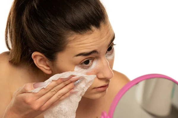 Wanita Muda Membersihkan Wajahnya Dengan Tisu Basah Latar Belakang Putih — Stok Foto