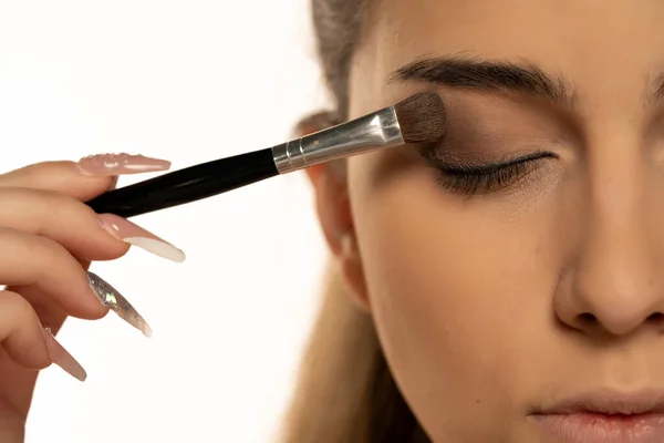 Close Young Woman Applying Eye Shadow Brush White Background — Stock Photo, Image