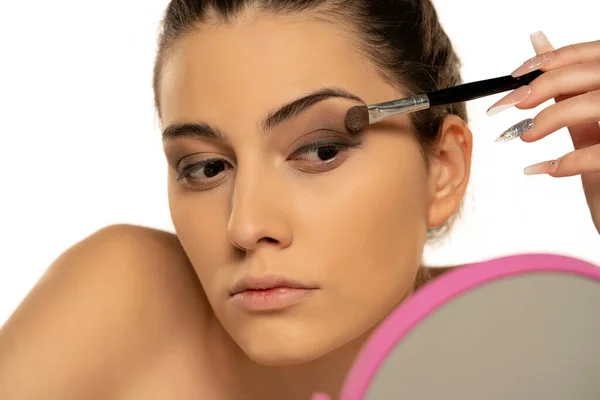 Close Young Woman Applying Eye Shadow Brush White Background — Stock Photo, Image