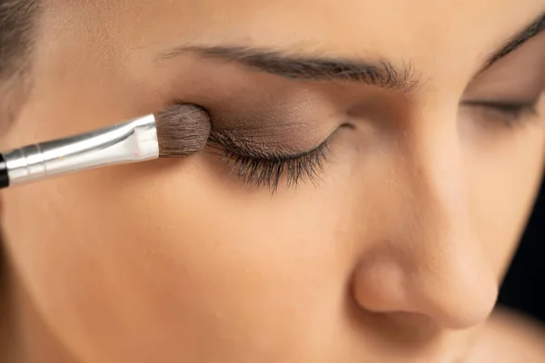 Close Young Woman Applying Eye Shadow Brush — Stock Photo, Image