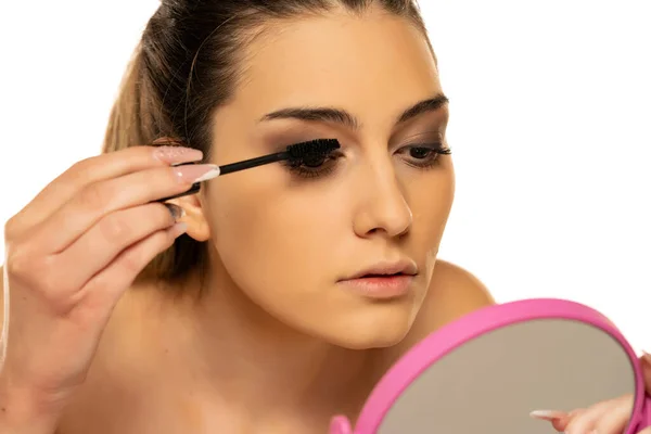 Κοντινό Πλάνο Του Woman Appliing Mascara — Φωτογραφία Αρχείου