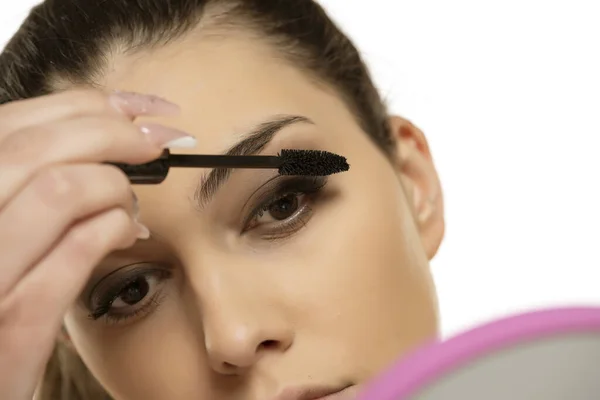 Κοντινό Πλάνο Του Woman Appliing Mascara — Φωτογραφία Αρχείου