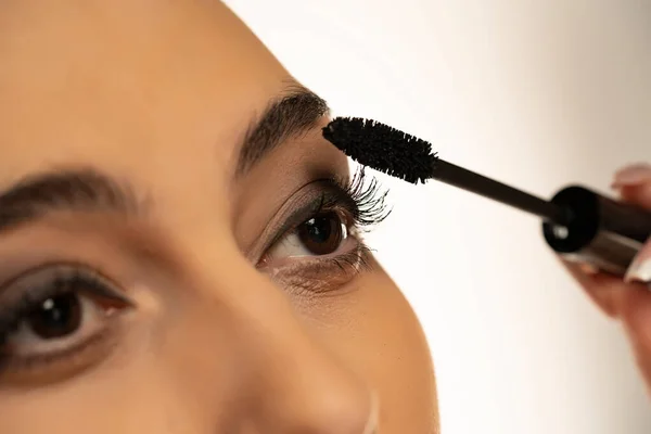 Close Woman Applying Mascara — Stock Photo, Image