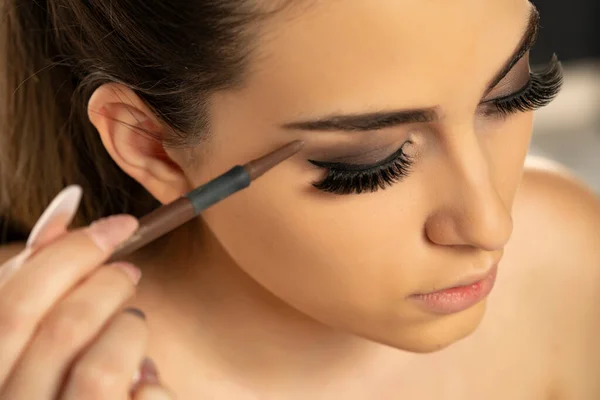 Maquillage Beauté Femme Façonnant Sourcil Avec Crayon Sourcil Gros Plan — Photo