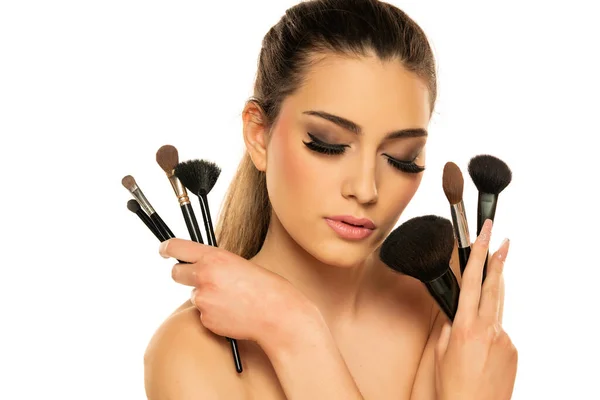 Retrato Belleza Una Hermosa Mujer Sensual Posando Con Pinceles Maquillaje — Foto de Stock