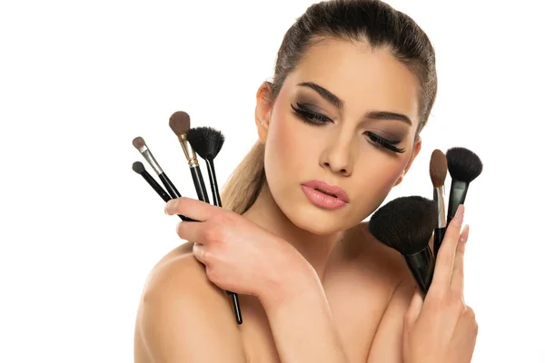Retrato Belleza Una Hermosa Mujer Sensual Posando Con Pinceles Maquillaje — Foto de Stock