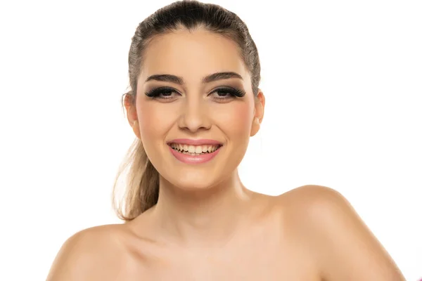 Hermosa Mujer Morena Sonriente Con Pestañas Belleza Lápiz Labial Rosa — Foto de Stock