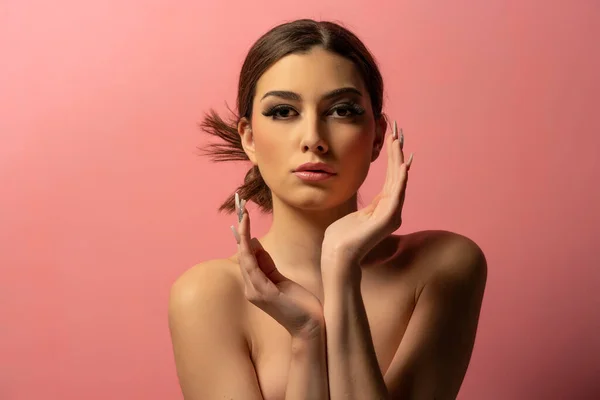 Uma Menina Natural Bonita Com Pele Lisa Maquiagem Fundo Rosa — Fotografia de Stock