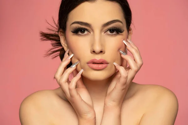 Uma Menina Natural Bonita Com Pele Lisa Maquiagem Fundo Rosa — Fotografia de Stock