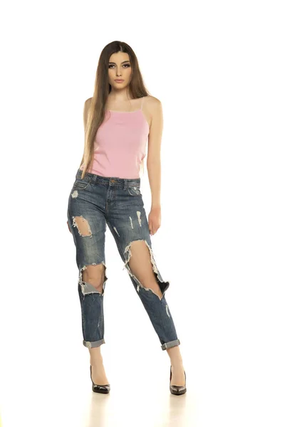 Una Giovane Donna Attraente Posa Jeans Strappati Camicia Estiva Look — Foto Stock