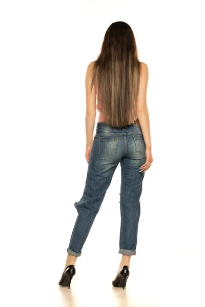 Attraktiv Ung Kvinna Som Poserar Trasiga Jeans Och Sommarskjorta Bakifrån — Stockfoto