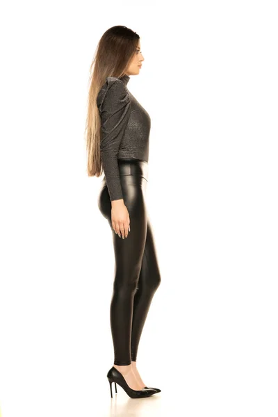 Atraktivní Mladá Žena Pózující Šedé Blůze Latexových Kalhotách Módní Vzhled — Stock fotografie