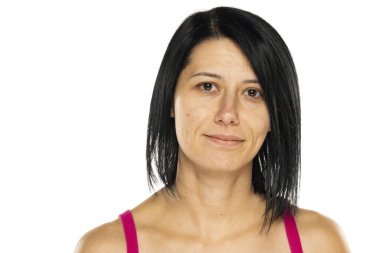 Beyaz arka planda makyajsız orta yaşlı kadın portresi