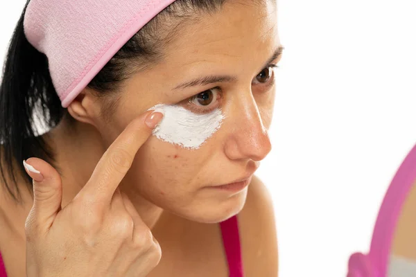 Retrato Una Mujer Mediana Edad Que Aplica Producto Cosmético Bajo —  Fotos de Stock