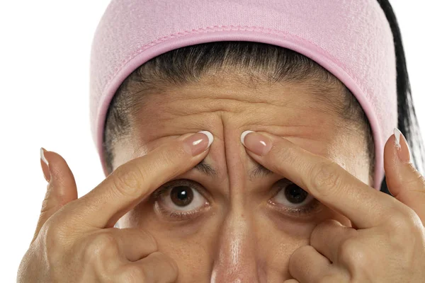 Orta Yaşlı Bir Kadın Beyaz Arka Planda Parmaklarıyla Alnındaki Kırışıklıkları — Stok fotoğraf