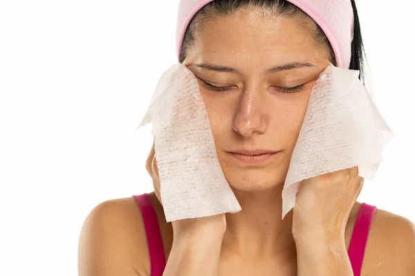 Mujer Mediana Edad Limpiando Cara Con Tejidos Húmedos Sobre Fondo — Foto de Stock