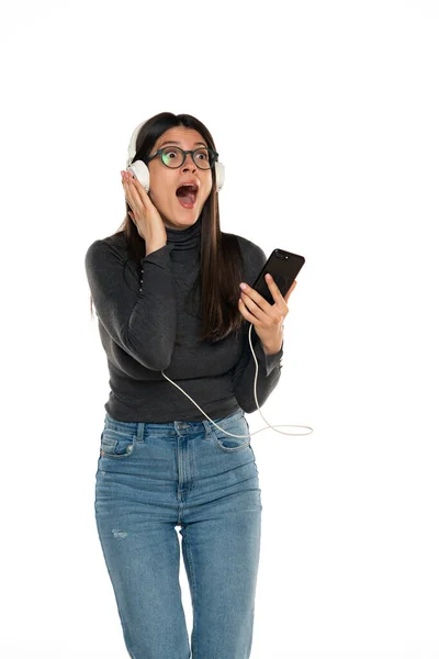 Joven Mujer Feliz Usando Teléfono Para Escuchar Música Sobre Fondo — Foto de Stock