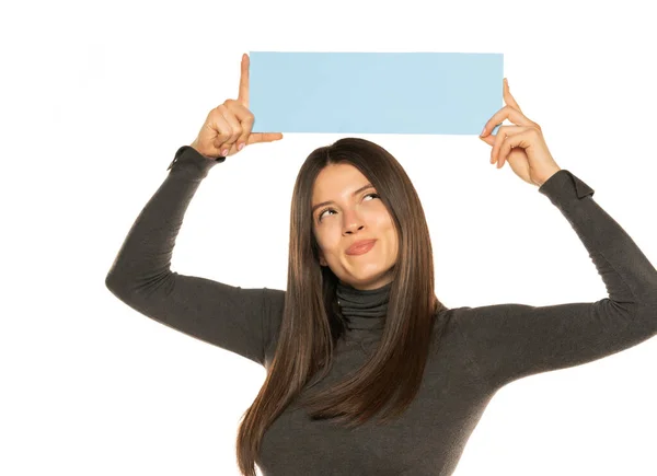 一个漂亮的女人拿着一块白色背景的空白蓝色广告牌 — 图库照片