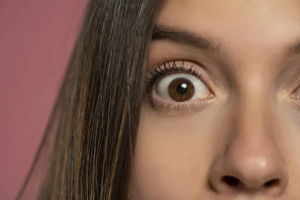 Szeroko Otwarte Brązowe Oko Młodej Kobiety Koncepcja Zaskoczenia Uważnej Obserwacji — Zdjęcie stockowe