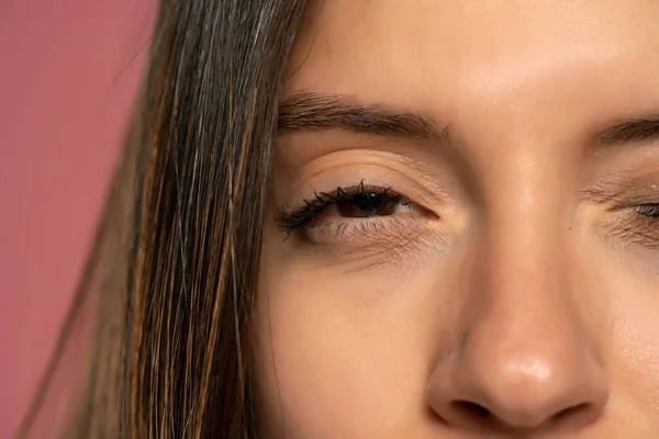 Zugeschnittenes Bild Einer Frau Mit Einem Halb Geschlossenen Auge — Stockfoto