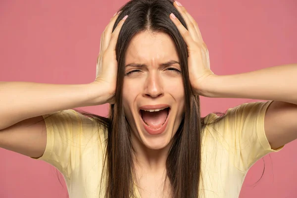 Primer Plano Retrato Estresado Mujer Frustrada Gritando Tener Berrinche Aislado — Foto de Stock