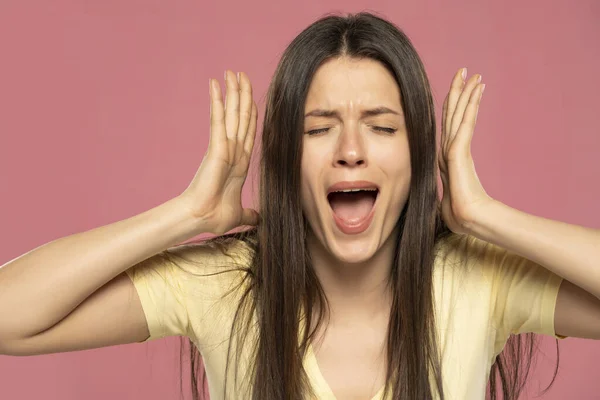 Närbild Porträtt Betonade Frustrerad Kvinna Skriker Med Temperament Tantrum Isolerad — Stockfoto