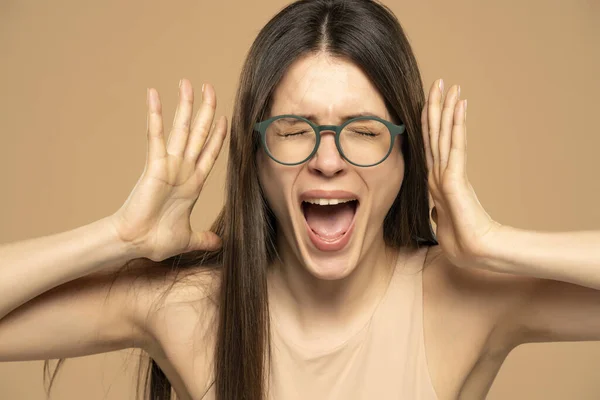 Closeup Portrait Stressed Frustrated Woman Glasses Screaming Having Temper Tantrum — 스톡 사진