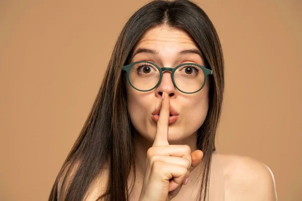 Portret Van Jonge Vrouw Vinger Bedekken Lippen Mond Niet Vertellen — Stockfoto