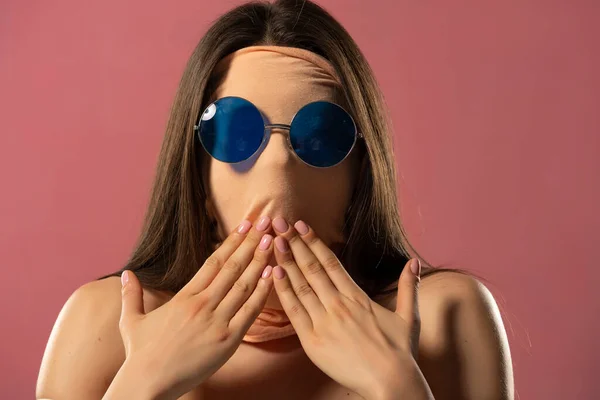 Retrato Mujer Sorprendida Desconocida Con Cara Envuelta Tela Con Gafas — Foto de Stock
