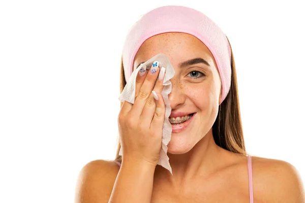 Νεαρή Ευτυχισμένη Γυναίκα Κεφαλόδεσμο Καθαρίζει Πρόσωπό Της Υγρά Μαντηλάκια Λευκό — Φωτογραφία Αρχείου