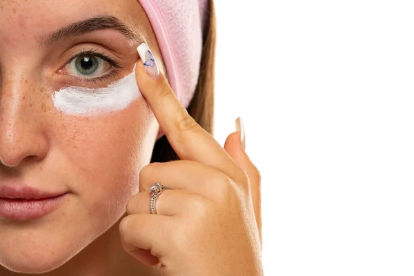 Retrato Una Joven Que Aplica Producto Cosmético Bajo Sus Ojos — Foto de Stock