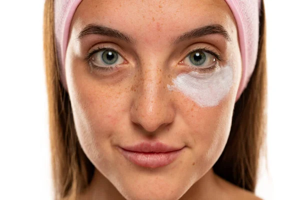 Potret Seorang Wanita Muda Dengan Produk Kosmetik Bawah Matanya Pada — Stok Foto
