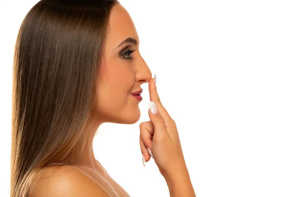 Profil Seorang Wanita Muda Dengan Makeup Menyentuh Hidungnya Latar Belakang — Stok Foto