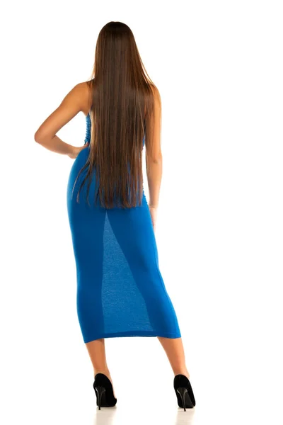 Rückansicht Einer Jungen Frau Einem Langen Transparenten Blauen Kleid Das — Stockfoto