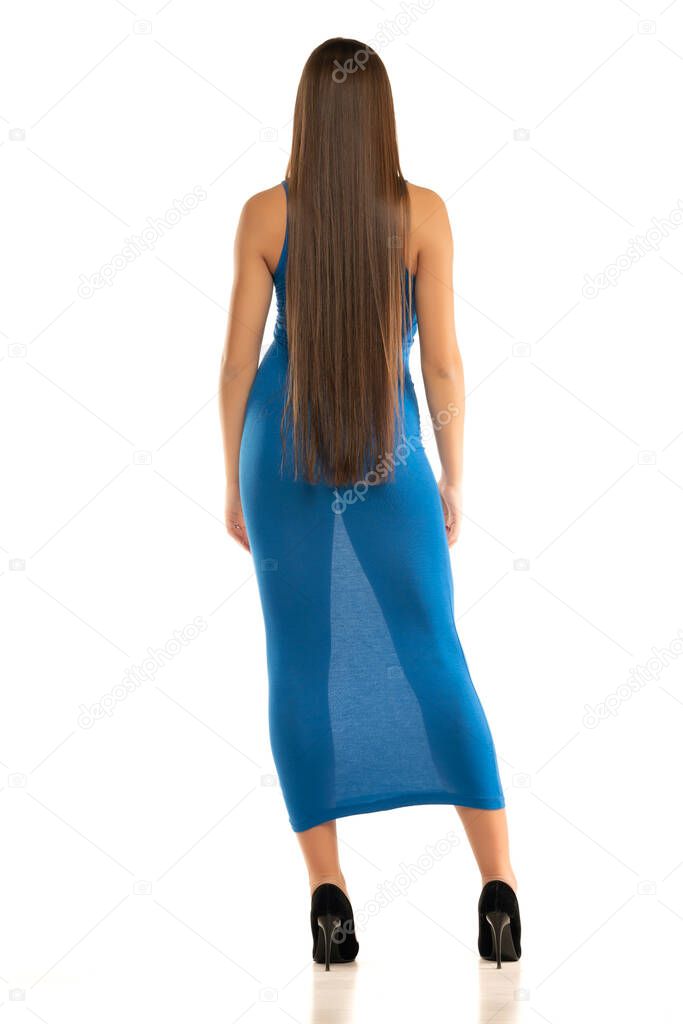 Vista Posterior Una Mujer Joven Vestido Azul Transparente Largo