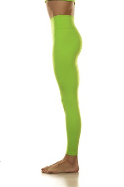  Beyaz arka planda ince, çıplak bacaklı, yeşil spor taytlar. Yan görünüm.